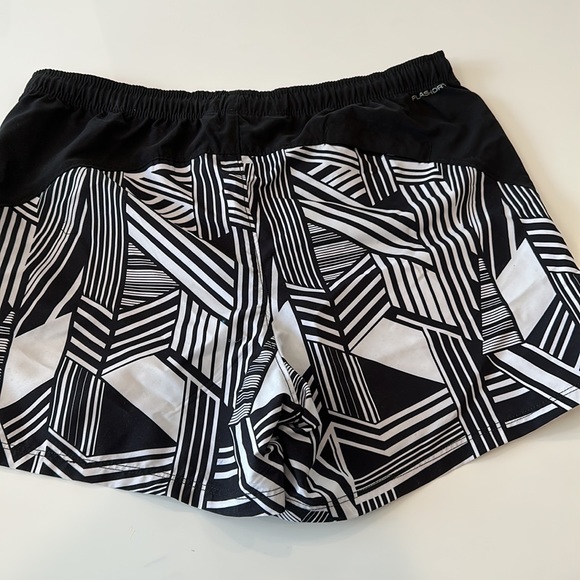 North face shorts - Picture 3 of 3